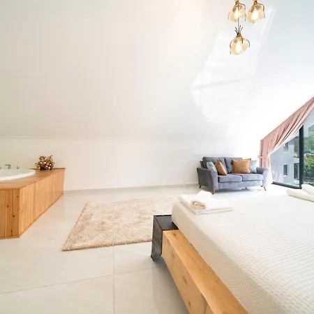Muestakil Yuezme Havuzlu Genis Bahceli Villa Loft