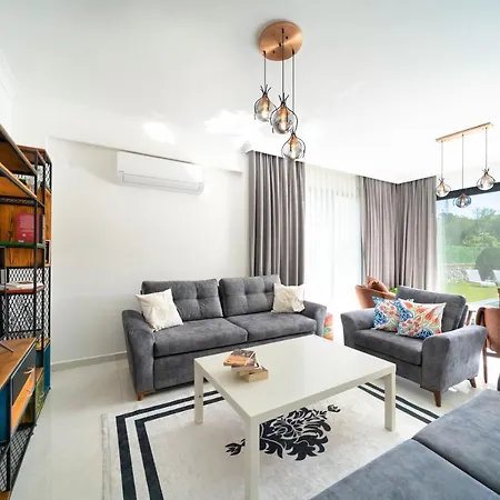Villa Muestakil Yuezme Havuzlu Genis Bahceli Villa Loft *