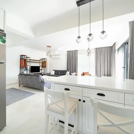Villa Muestakil Yuezme Havuzlu Genis Bahceli Villa Loft *